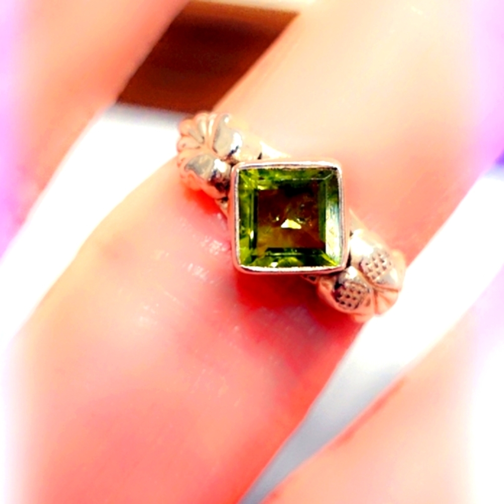 Peridot Sterling Silver Gemstone Ring SIZE 6